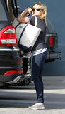 th_82075_celebrity_paradise.com_TheElder_ReeseWitherspoon2011_04_12_ShoppinginBrentwood1_122_10lo.jpg