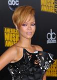 th_72595_Celebutopia-Rihanna_arrives_at_the_2009_American_Music_Awards-17_122_121lo.jpg