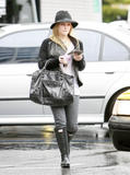 th_38015_Preppie_-_Hilary_Duff_at_a_medical_building_in_Beverly_Hills_-_Jan._20_2010_8177_122_127lo.jpg