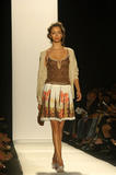 th_22330_md-fashionledge.com-ss06-rtw-newyork-w-luca-004-fkmie9na_122_129lo.jpg