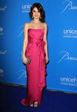th_63372_Selena_Gomez_-_UNICEF_Ball_Honoring_Jerry_Weintraub_in_Beverly_Hills_-_December_10_2009_044_122_186lo.jpg