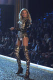 th_68107_Karolina_Kurkova_Celebrity_City_Various_Events_2940_123_24lo.jpg