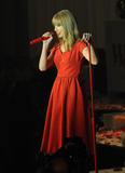 th_50158_Preppie_Taylor_Swift_turns_on_the_Westfield_Christmas_Lights_62_122_30lo.jpg