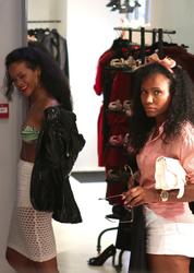 th_159273106_RihannashoppinginSt.Tropez23.7.2012_62_122_357lo.jpg