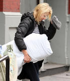 th_71563_Preppie_-_Naomi_Watts_packing_up_the_car_in_New_York_City_-_Jan._15_2010_7120_122_404lo.jpg