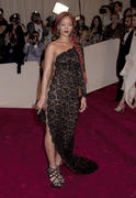 th_489668990_RihannaCostumeInstituteGalaMetBallinNYC_2.5.2011_84_122_408lo.jpg