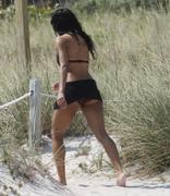 th_706773151_CiaraonthebeachinMiami14.5.2011_76_122_411lo.JPG