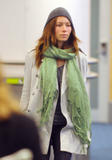 th_50333_Preppie_-_Jessica_Biel_arrives_at_the_airport_in_Vancouver_-_October_1_2009_479_122_419lo.jpg