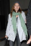 th_50831_Preppie_-_Jessica_Biel_arrives_at_the_airport_in_Vancouver_-_October_1_2009_988_122_440lo.jpg
