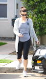 th_78741_Preppie_-_Sandra_Bullock_buying_clothes_for_her_daughter_in_Huntington_Beach_-_Feb._18_2010_0258_122_482lo.JPG