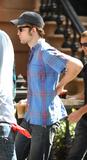 http://img256.imagevenue.com/loc545/th_95746_28_Robert_Pattinson_on_the_set_of_Remember_Me_in_Brooklyn2_122_545lo.jpg