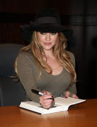 http://img256.imagevenue.com/loc564/th_90082_Hilary_Duff_signing_her_book_at_Barnes_Noble_at_The_Grove55_122_564lo.jpg