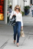 th_46563_celebrity_paradise.com_TheElder_LoBosworth2010_06_02_ShoppingOnRobertsonBlvd4_122_574lo.jpg