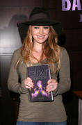 http://img256.imagevenue.com/loc584/th_88550_Hilary_Duff_signing_her_book_at_Barnes_Noble_at_The_Grove33_122_584lo.jpg
