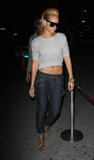 th_72351_Rihanna_leaving_her_hotel_and_heading_out_to_the_4040_Club_in_New_York_City_-_November_2_2009_0009_122_600lo.jpg
