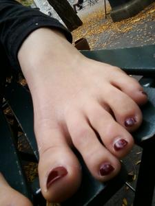 2 Girl Feet in the Park (x114)-36jnhl510y.jpg