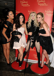 http://img256.imagevenue.com/loc364/th_660436583_LucyHale_AshleyBenson_ShayMitchell_GLAADMediaAwards_1_122_364lo.jpg