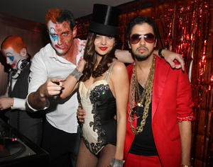 http://img256.imagevenue.com/loc402/th_994356214_MirandaKerr_HoststheSexyCircusHalloween_0024_122_402lo.jpg