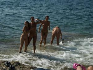 My-wifes-naked-vacation-with-friends-Summer-2015--j4300d3zf7.jpg