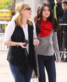 http://img256.imagevenue.com/loc95/th_92888_Selena_Gomez___Looked_very_excited_to_be_touring_Paris_31.03.2010__32_122_95lo.jpg